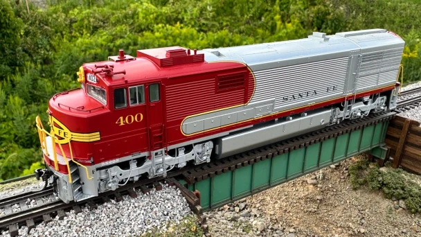 PRE-ORDER: Rapido 55502 - GE U30CG w/ SG (DCC and Sound) Atchison, Topeka and Santa Fe (ATSF) 402 Warbonnet - HO Scale