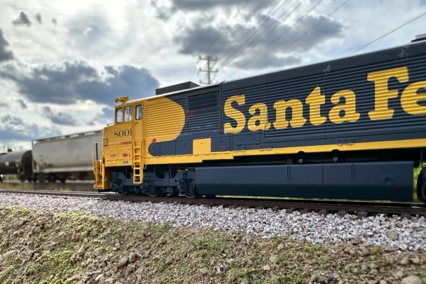 PRE-ORDER: Rapido 55515 - GE U30CG w/o SG (DCC and Sound) Atchison, Topeka and Santa Fe (ATSF) 8001 Yellow Warbonnet Weathered - HO Scale