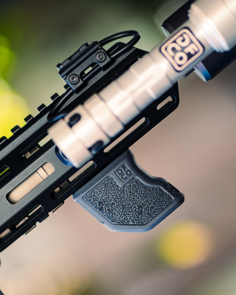 Die Free Co Tiger Claw Angled Fore Grip, M-LOK: Black