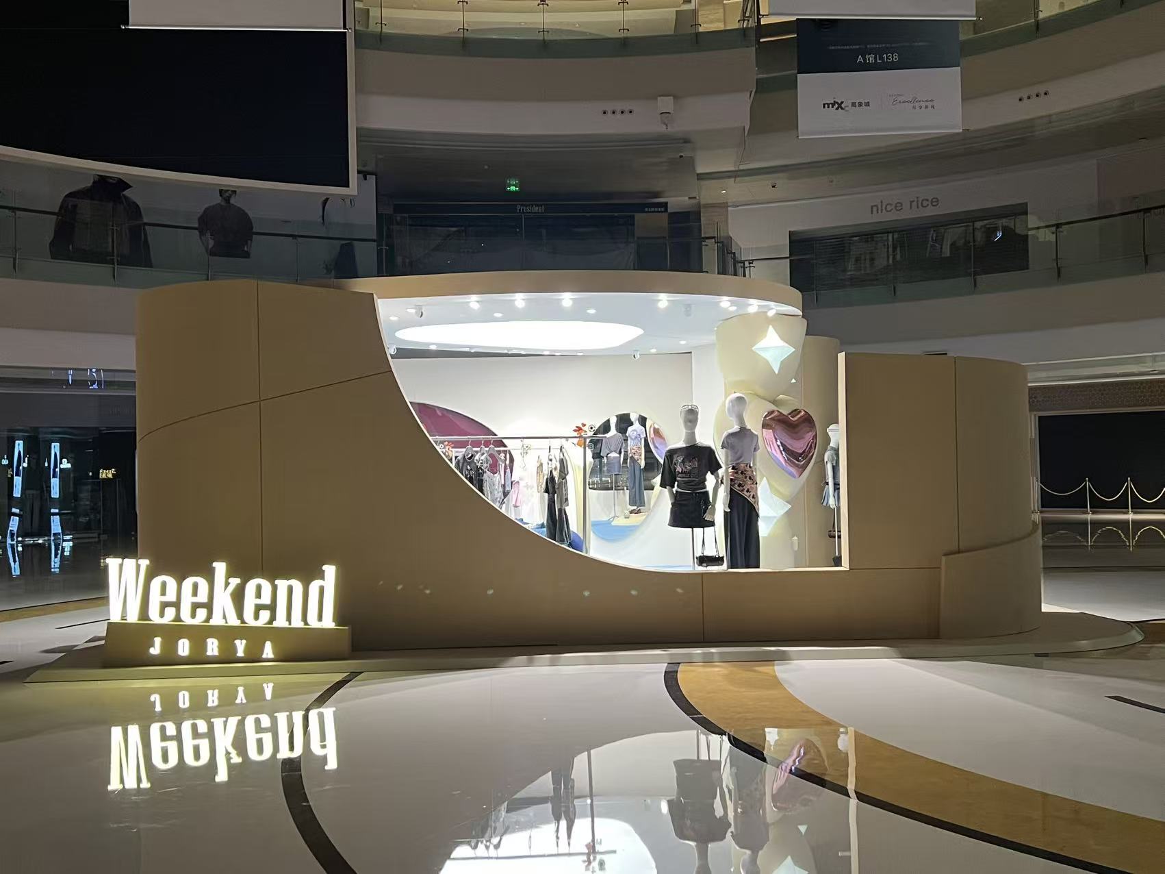 Front lit custom mall storefront luminous signage