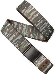 shows elastic belt with camo print and metal buckle