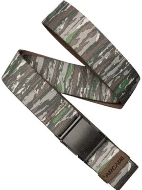 shows elastic belt with camo print and metal buckle