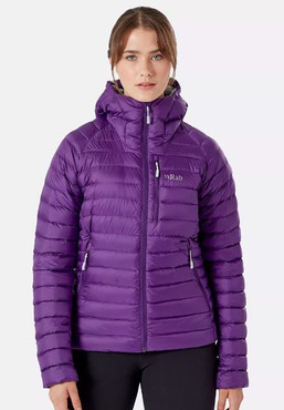 Front view of a model wearing the microlight alpine in the mulberry colorway.