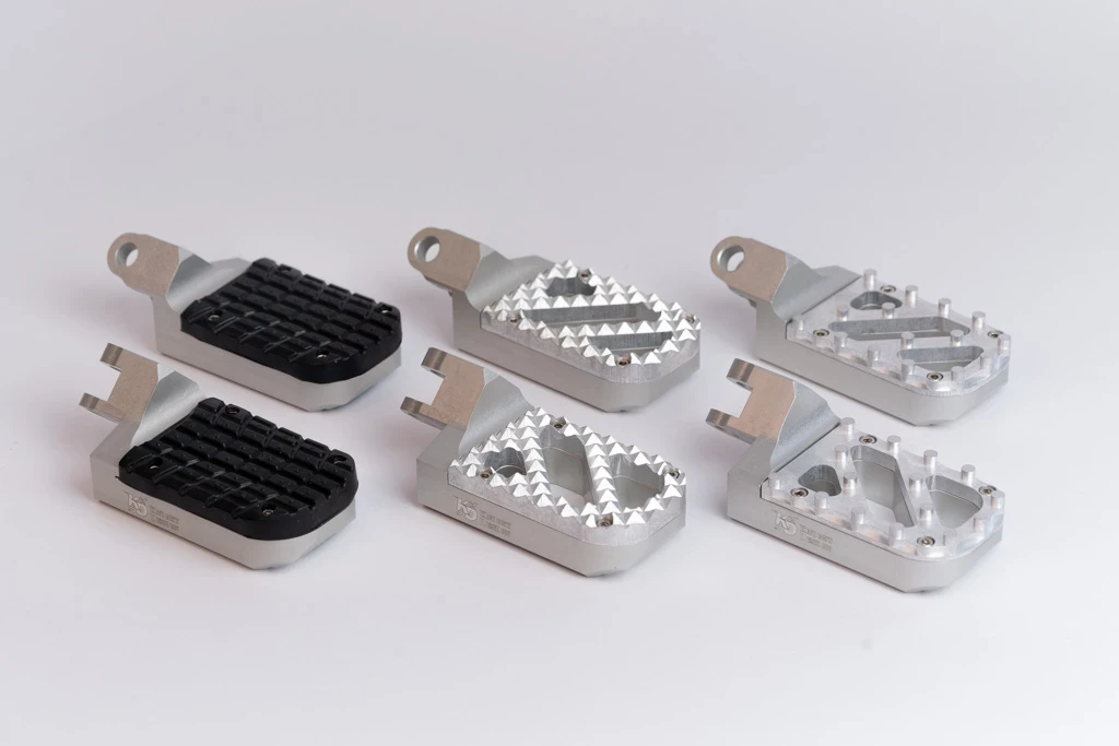 Kawasaki Lowered Wide Foot Pegs Silver All Treads