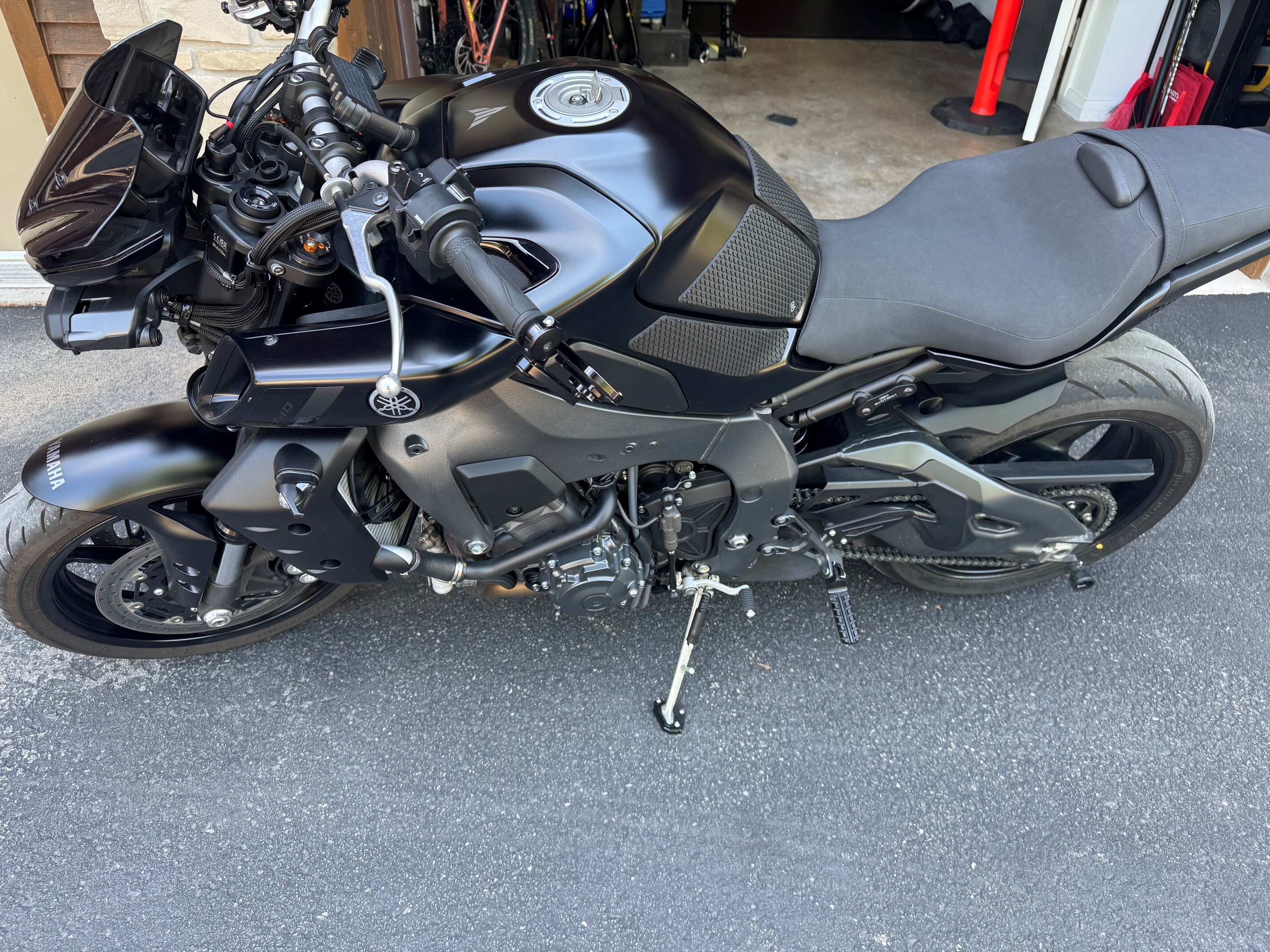 Yamaha MT10 with Knight Design Sidetrax tread lowered foot pegs