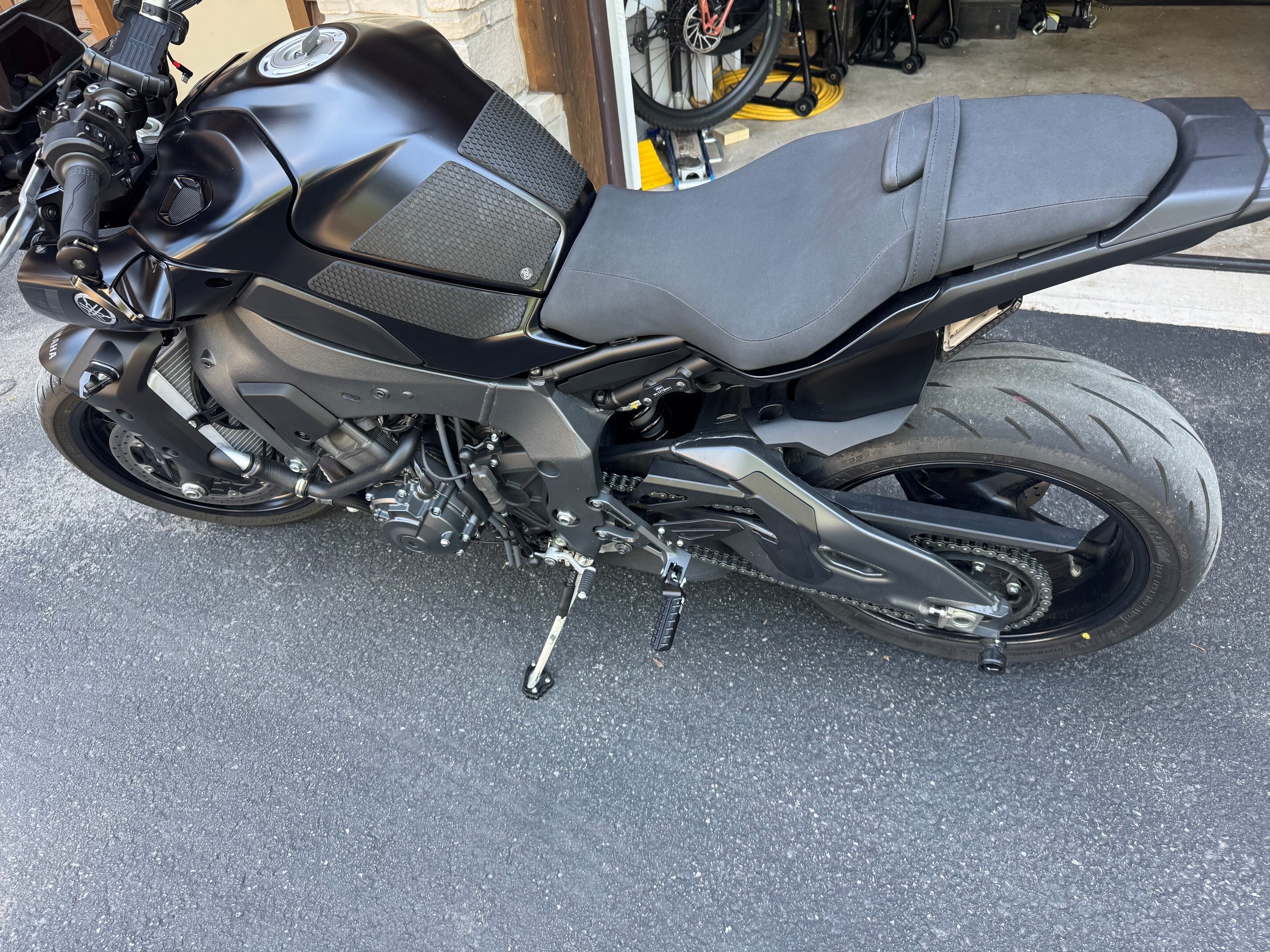 Yamaha MT-10 with Knight Design Sidetrax tread lowering footpegs