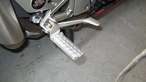 lowered-silver-sidetrax-foot-pegs-on-honda-vfr-300w.png