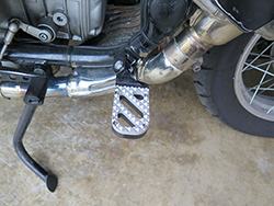 wide-lowered-foot-pegs-on-bmw-r100gs-250w.png