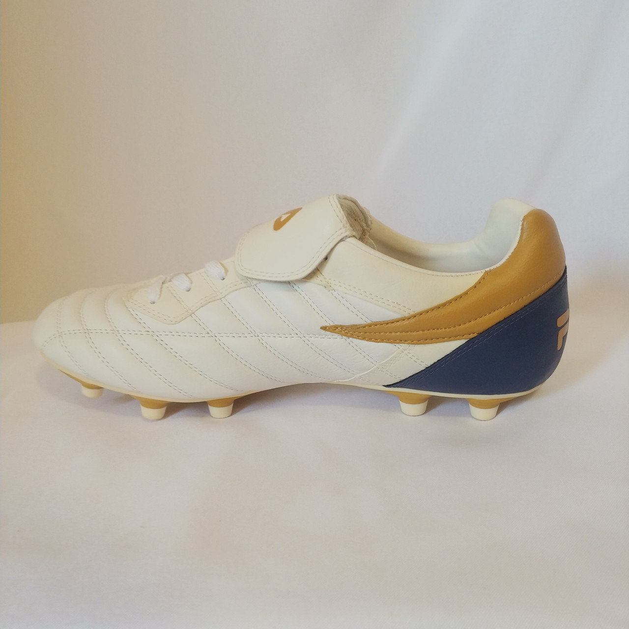 Fila Mens MAXIMO LEATHER/SYN Soccer Cleats White/Gold/Navy - Coldeportes Corp.