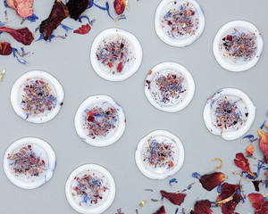 10x Rose and Cornflower Blue Petals in Semi Clear Wax Self Adhesive Wax Seal 10x Rose and Cornflower Blue Petals in Semi Clear Wax Self Adhesive Wax Seal
