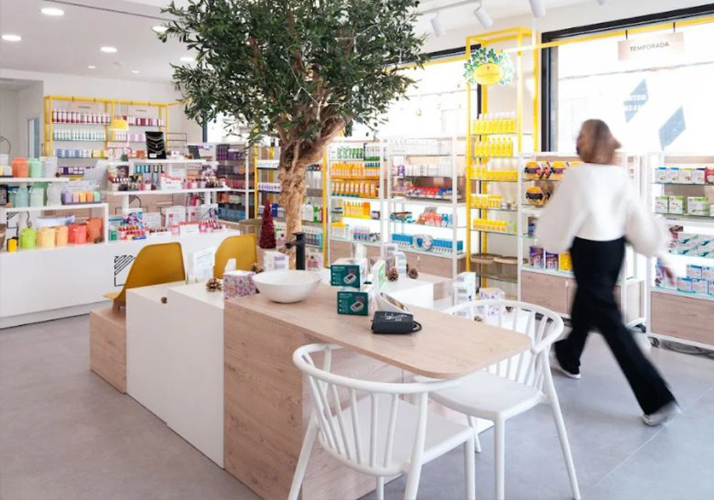 Interior de la Farmacia Server, en Miramar, Valencia