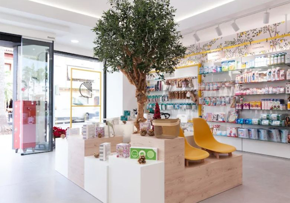 Interior de la Farmacia Server, en Miramar, Valencia