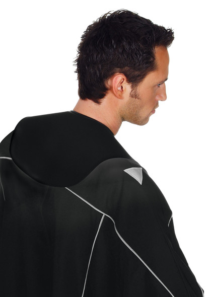 Col de protection Milcoup Bob Tuo Original Medium en PVC noir porté avec une cape de coiffure