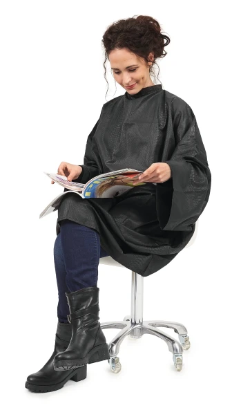 Cape de coupe professionnelle Boa Sibel noire en polyester gaufré déperlant, avec manches longues et fermeture à scratch