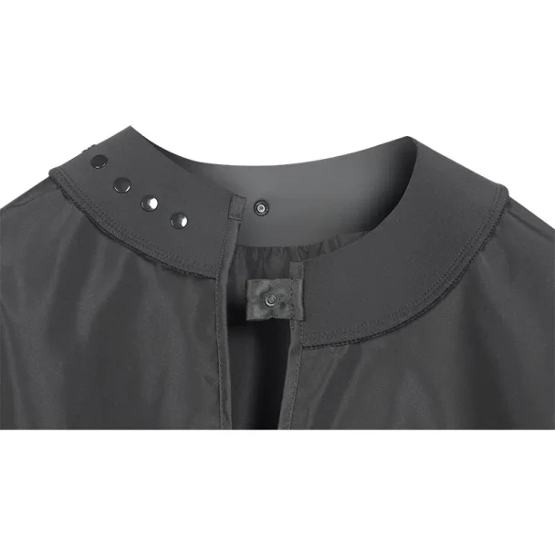Découvrez la cape de coupe Neo de Sibel. Polyester déperlant, col en néoprène confortable et fermeture à 6 boutons-pression. Dimensions 145 x 155 cm.