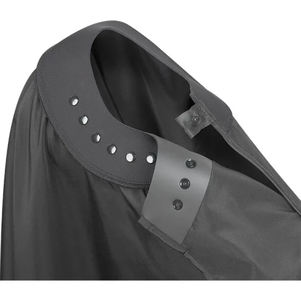 Découvrez la cape de coupe Neo de Sibel. Polyester déperlant, col en néoprène confortable et fermeture à 6 boutons-pression. Dimensions 145 x 155 cm.