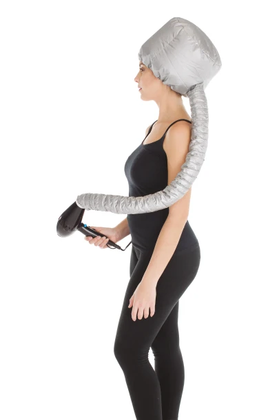 Bonnet de séchage souple gris avec tuyau flexible raccordé à un sèche-cheveux, porté sur la tête