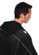 Col de protection Milcoup Bob Tuo Original Medium en PVC noir porté avec une cape de coiffure