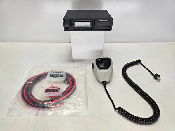 Motorola MOTOTRBO CM300d DIGITAL UHF 403-470 MHz 40 Watt 99 Channel Mobile Radio