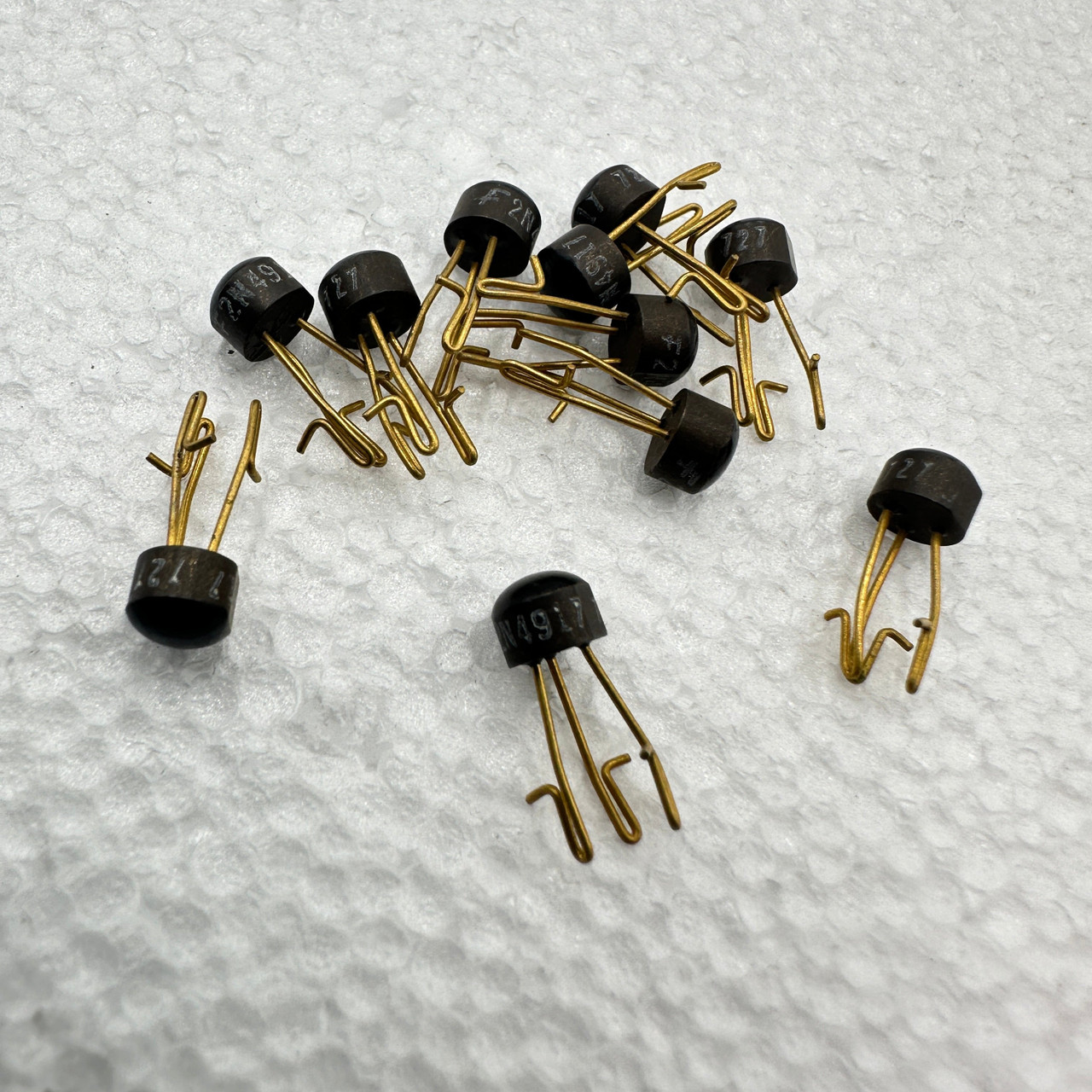 Transistor ジングルフィン ブラウン 2N4917 Silicon Transistor, TO-106, Gold Leg, Fairchild - Small