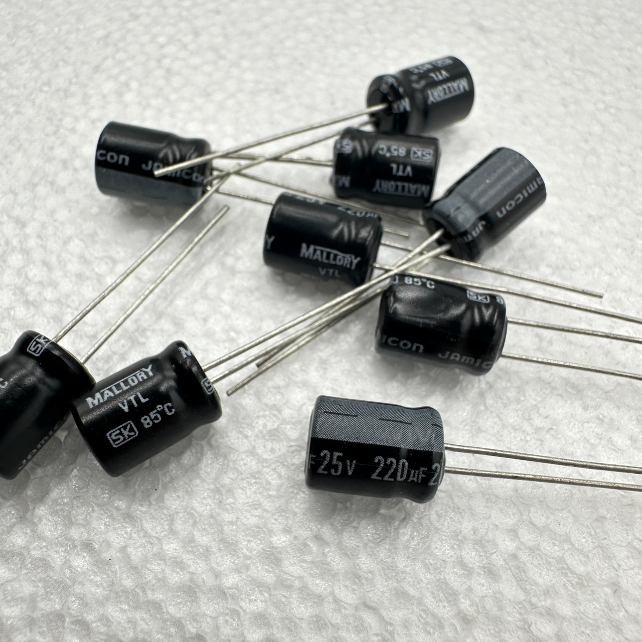 Lot De 5 Condensateurs électrolytiques 220µF 25V - Marque AiSHi / Elko - Neufs