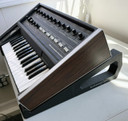 synthCube Angled Desktop Stand
