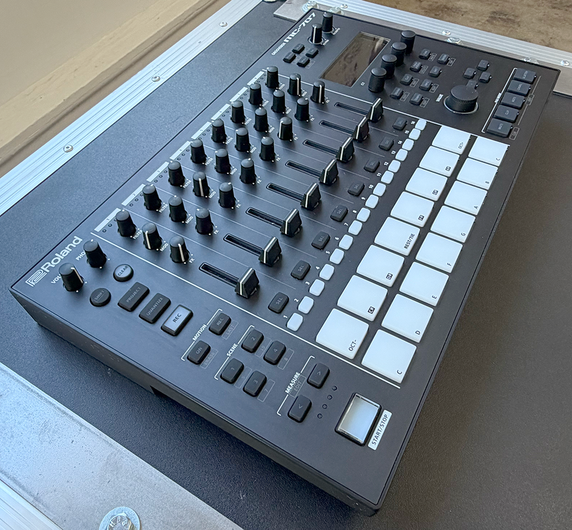 Roland MC-707 Groovebox + Decksaver (Certified Pre-Owned)
