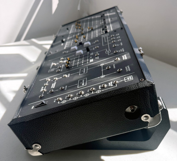 The synthCube angled desktop stand is an angled stand / gear holder designed for a modular case, production boxes, etc.