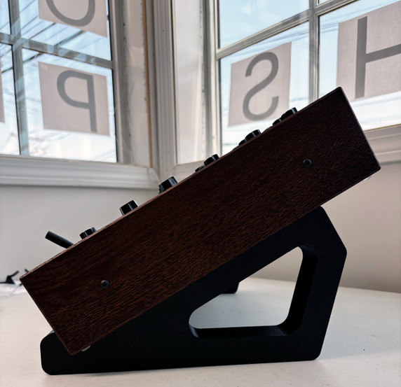 synthCube Angled Desktop Stand