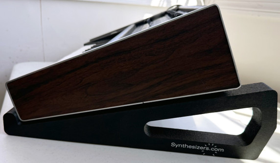 synthCube Angled Desktop Stand