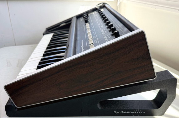 synthCube Angled Desktop Stand