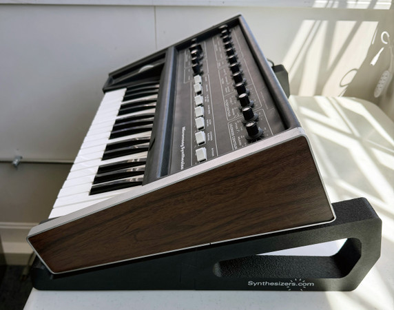 synthCube Angled Desktop Stand