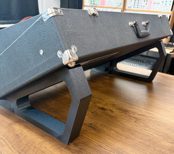 synthCube Angled Desktop Stand
