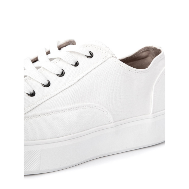 Nesta Trainers White - Size 8