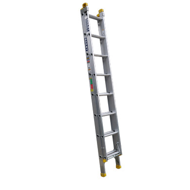 Aluminium extension ladder with eight rungs and yellow slip-resistant boots.