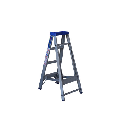Aluminium step ladder with four steps and a 180kg capacity.