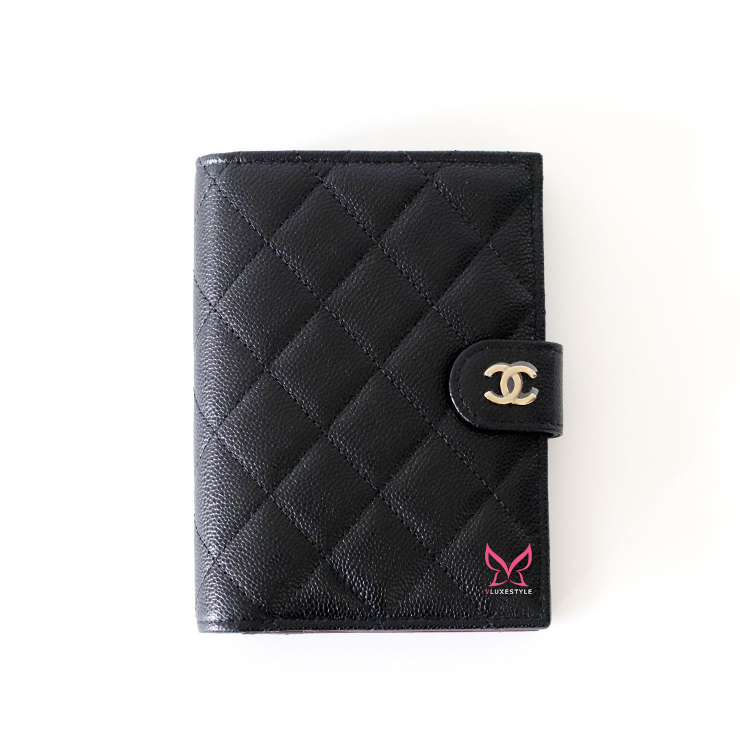 CHANEL ブラック キルティング ケース Passport Holder 25S Black Quilted Caviar Light Gold Hardware