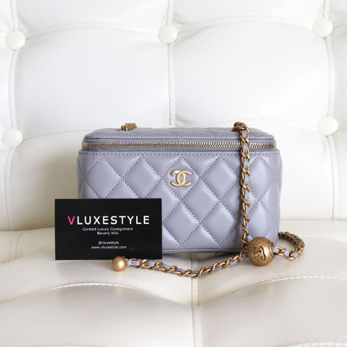 VAN CLEEF 
ARPELS Chanel Pearl Crush Vanity Case 21B Gray Quilted Lambskin with brushed gold hardware 