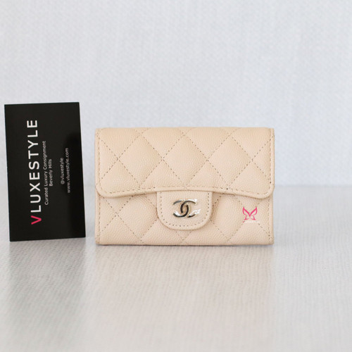 VAN CLEEF 
ARPELS Chanel Classic Flap Card Holder 20C Beige Quilted Caviar with light gold hardware 