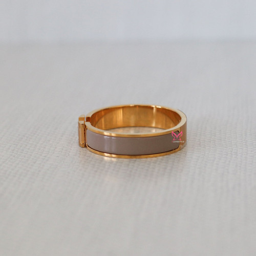 VAN CLEEF 
ARPELS Hermes Clic Clac H Narrow Enamel Bracelet PM Marron Glacé with gold plated hardware 