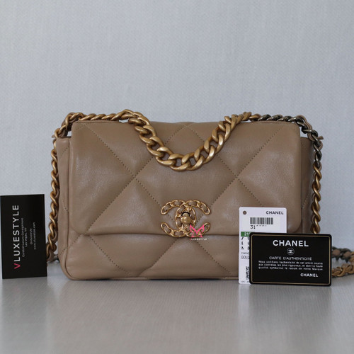VAN CLEEF 
ARPELS Chanel Small/Medium 19 Flap 21S Dark Beige Lambskin with multi-tone hardware 