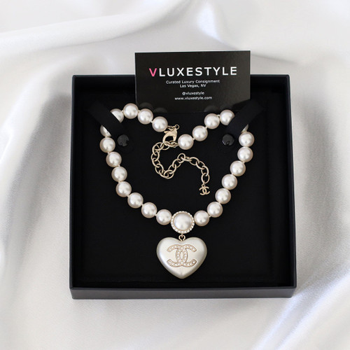 CHANEL 21B Heart Crystal Pearl CC Necklace 