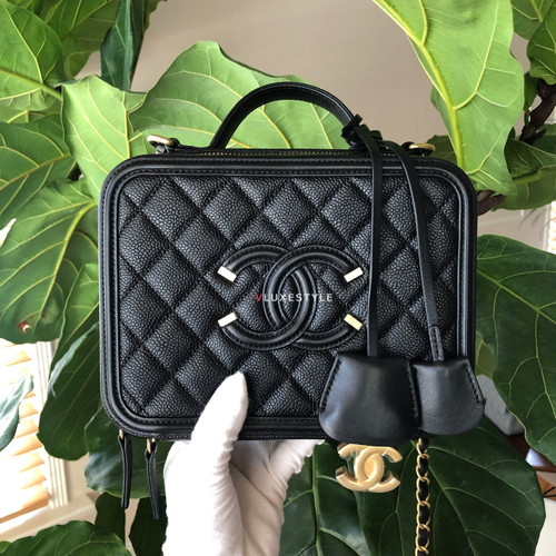 VAN CLEEF & ARPELS Chanel Vanity Case Medium Quilted Caviar with gold hardware 