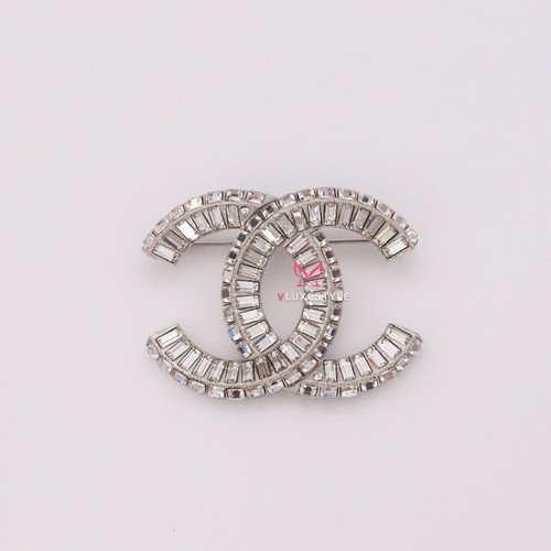 VAN CLEEF 
ARPELS Chanel CC Brooch with crystal 