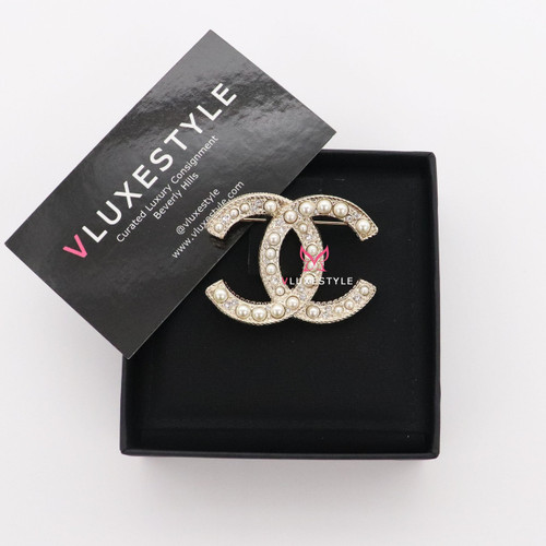 VAN CLEEF 
ARPELS Chanel 19C CC Brooch Gold-tone/ Pearls/Crystals 