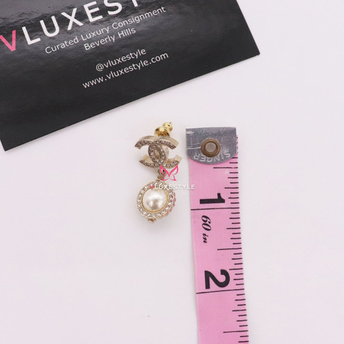 VAN CLEEF 
ARPELS Chanel 19B Crystal Pearl CC Lace Camellia Earrings Goldtone 