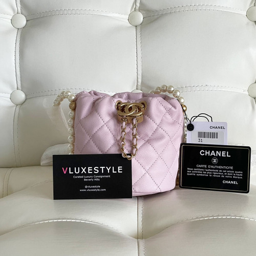 VAN CLEEF 
ARPELS Chanel CC Pearl Mini Drawstring Bucket Bag 21S Light Pink⁣⁣ Quilted Calfskin with brushed gold hardware 