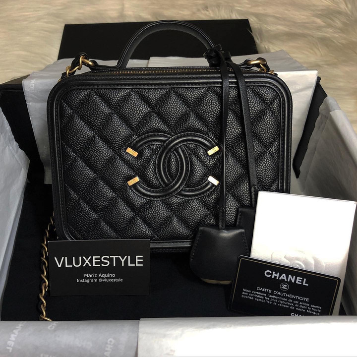 VAN CLEEF 
ARPELS Chanel Vanity Case Medium Quilted Caviar with gold hardware 