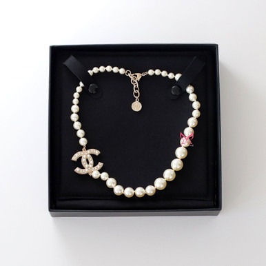 Chanel 23V Pearl CC 100th Anniversary Short Necklace Light Gold display picture 2