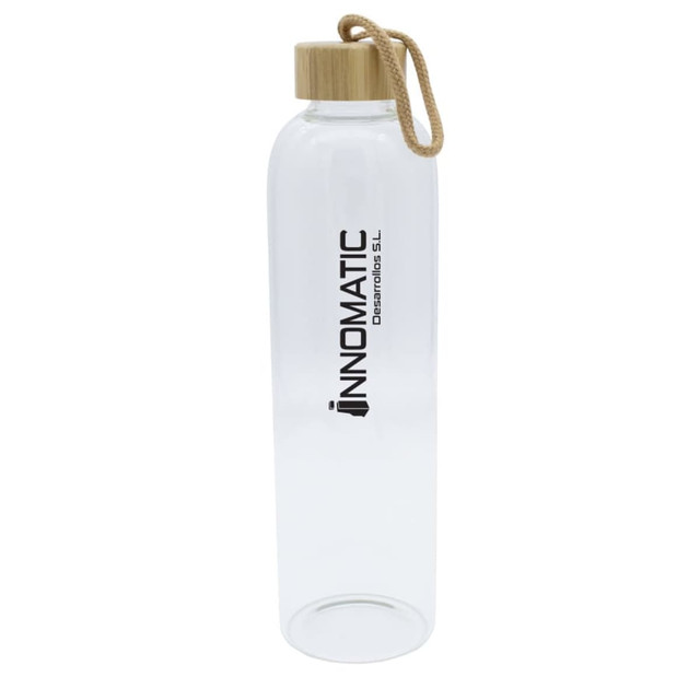 A drink bottle in clear glass with a wooden lid and a rope handle, featuring a logo.